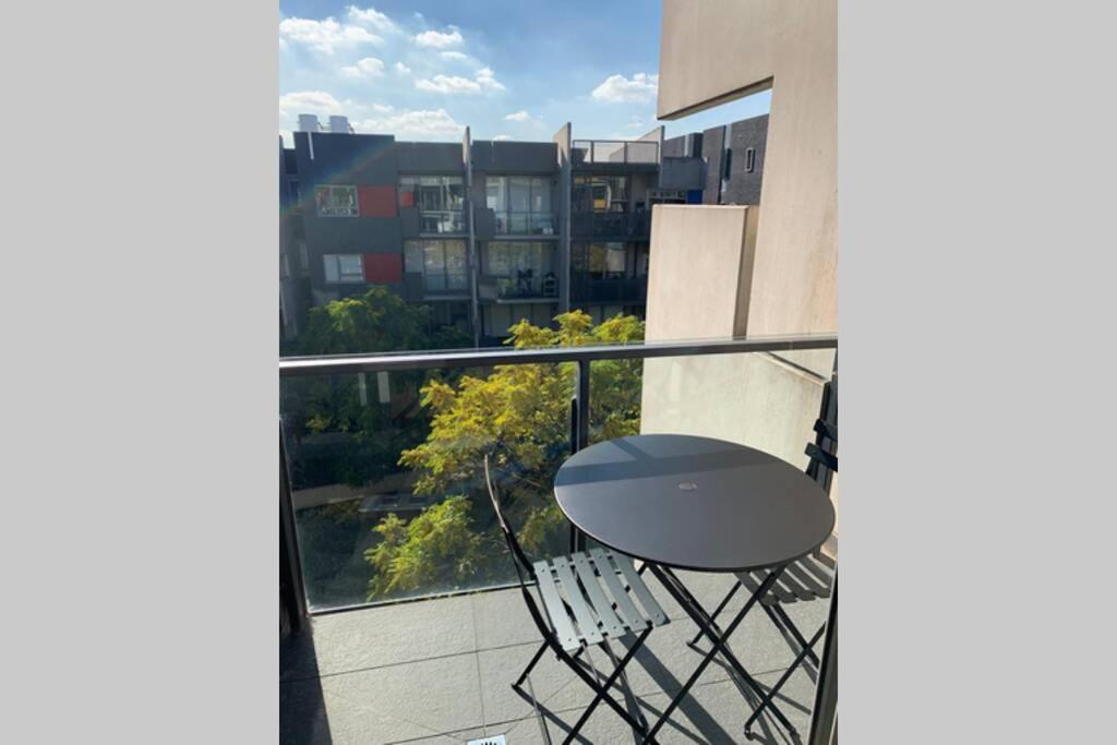 Sunny Balcony Over A Calm Private Garden Melbourne Exteriér fotografie